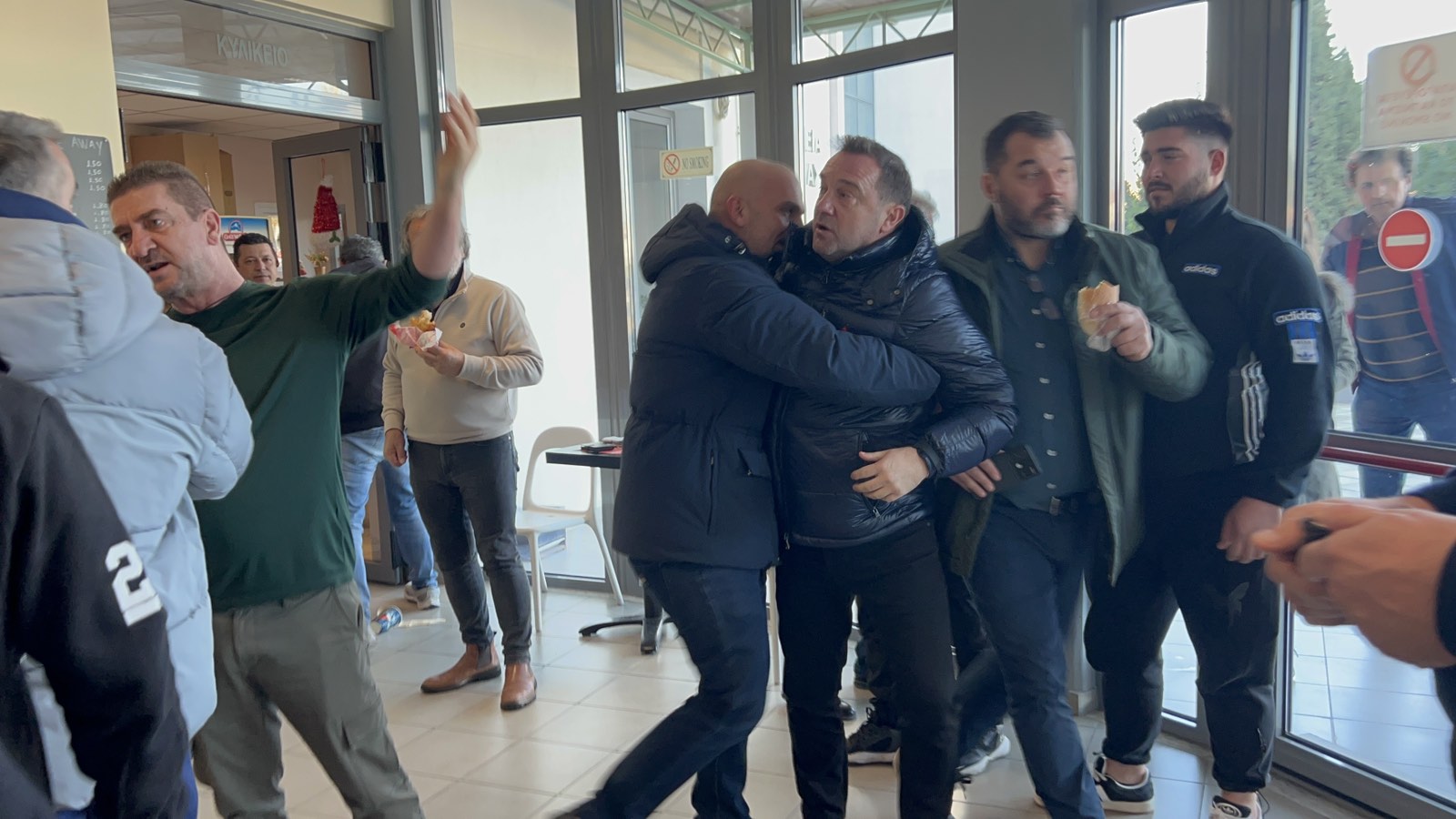 Άγρια επίθεση στον Αγοραστό από συγγενείς θυμάτων των Τεμπών