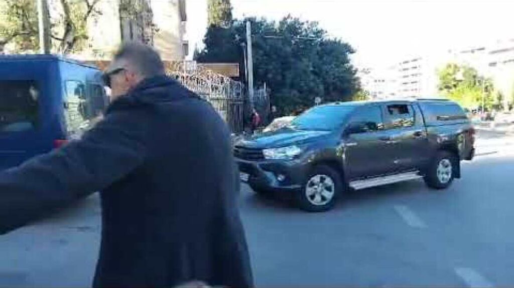 Στον εισαγγελέα οι 8 Τούρκοι για το οπλοστάσιο στο κέντρο της Αθήνας
