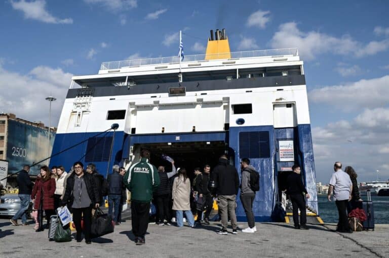 Νέες εκπτώσεις και δωρεάν μετακινήσεις για νησιώτες