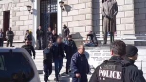 Αστυνομικός-Βουλή: Ατάραχος μπροστά στο οργισμένο πλήθος