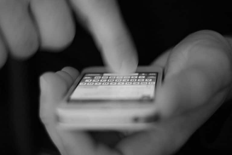 Σκάνδαλο υποκλοπών: Ποιος πλήρωσε για τα μολυσμένα SMS με το Predator