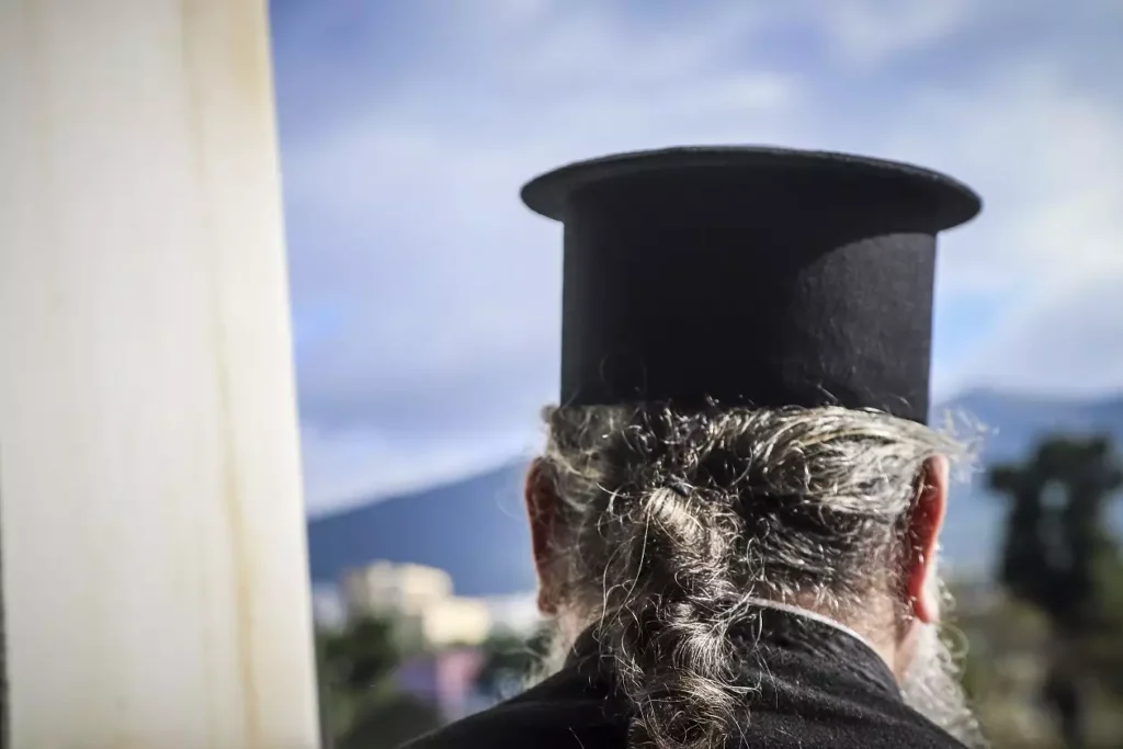 Ηλεία: Ιερέας ξυλοκόπησε… την ερωμένη του