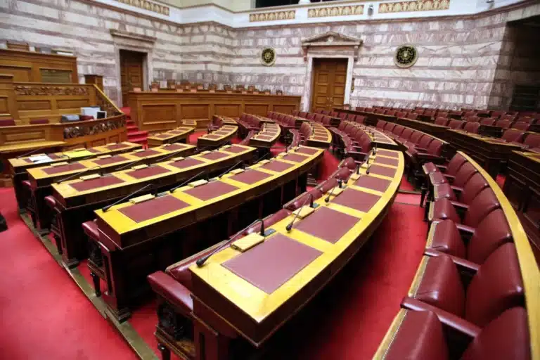 Δημοσκοπήσεις: Προβάδισμα ΝΔ – Εννέα κόμματα στη Βουλή