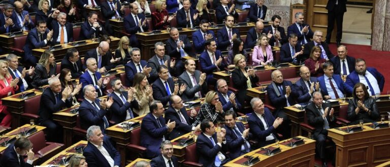 Σύγκρουση Νέας Δημοκρατίας – ΠΑΣΟΚ για τη δήλωση Λιακούλη περί «χούντας»