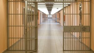 Λάρισα: Καταδικάστηκε 29χρονος που έβριζε αστυνομικούς και έσπαγε...