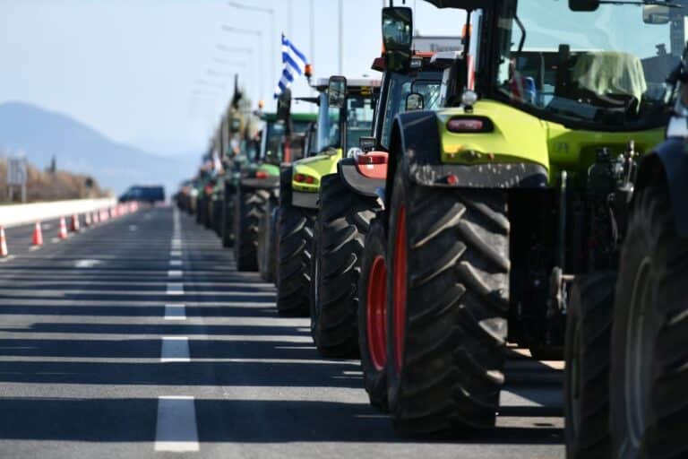 Αγρότες: Τα τρακτέρ στους δρόμους