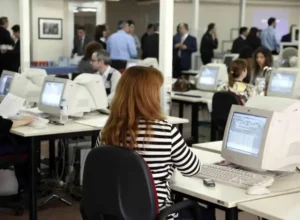 Ποιοι δημόσιοι υπάλληλοι παίρνουν ολόκληρη την αύξηση και ποιοι τα μισά