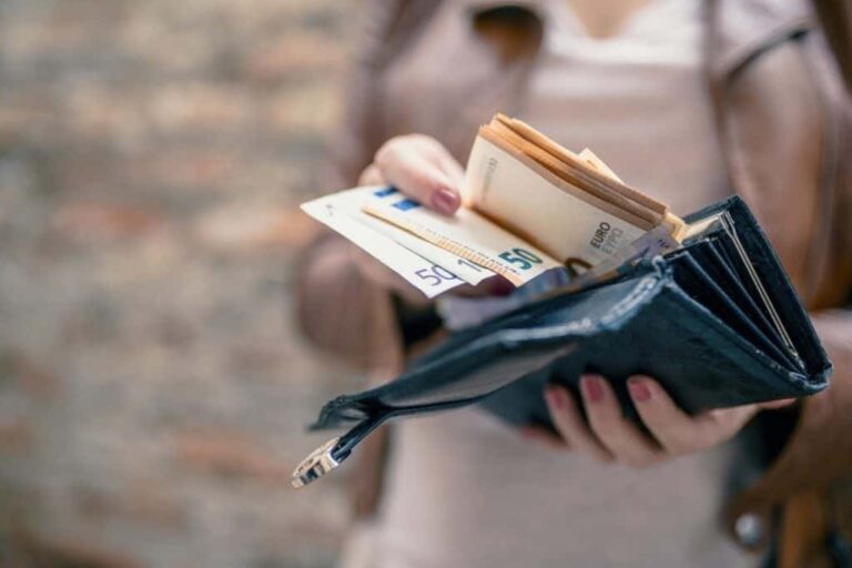 ΔΥΠΑ: Είσαι άνεργος του Γυμνασίου; Κάνε αίτηση για 865,9 ευρώ καθαρά το μήνα