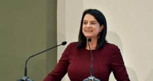 Νίκη Κεραμέως: Νέες αυξήσεις στον κατώτατο μισθό – Δείτε πότε και πόσο