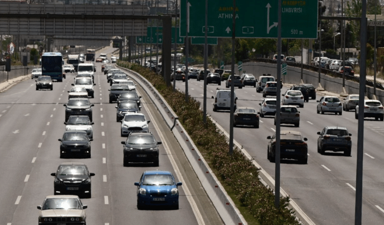 Κίνηση: Μεγάλες καθυστερήσεις στην Αττική Οδό – Έπεσαν χώματα