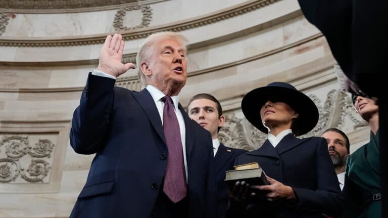 Τραμπ: Απέσυρε τις ΗΠΑ από τον ΠΟΥ και τη συμφωνία του Παρισιού για το κλίμα
