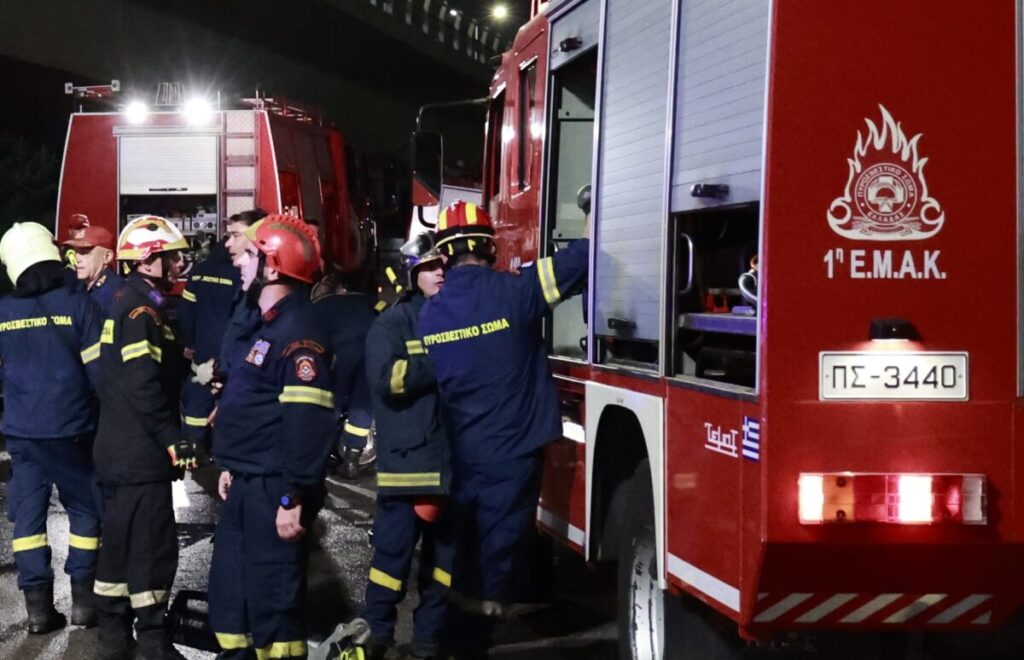 Πυροσβεστική (κόκκινο όχημα) και πυρσοβέστες με μπλε σκούρα στολή και φωσφοριζέ λωρίδες. Πυροσβεστική: Τα δέκα SOS για τις 500 νέες προσλήψεις