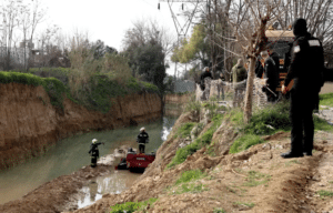 Δυστύχημα στο Μενίδι: Νεκρή γυναίκα από πτώση του αυτοκινήτου της σε ρέμα