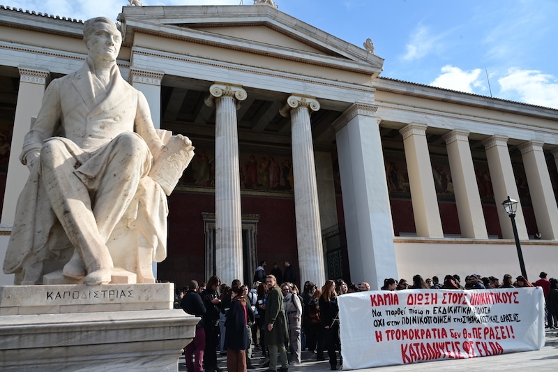 Κινητοποίηση στην Πρυτανεία του ΕΚΠΑ την ώρα της Συγκλήτου από φοιτητικές συλλογικότητες προκειμένου να αποτραπεί η απόλυση διοικητικού υπαλλήλου, ο οποίος συμμετείχε στην κινητοποίηση της Δευτέρας 12/2 για την συμβολική ωριαία διακοπή της τηλε\-εξεταστικής, μέσα από την διακοπή της λειτουργίας του "Κέντρου Λειτουργίας και Διαχείρισης Δικτύου του Πανεπιστημίου", Τετάρτη 14 Φεβρουαρίου 2024\. Φοιτητές και εργαζόμενοι αντιδρούν στα σχέδια της κυβέρνησης να παρακάμψει της κινητοποιήσεις τους, μέσα από τις τηλε\-εξεταστικές\. 
\(ΤΑΤΙΑΝΑ ΜΠΟΛΑΡΗ/EUROKINISSI\)