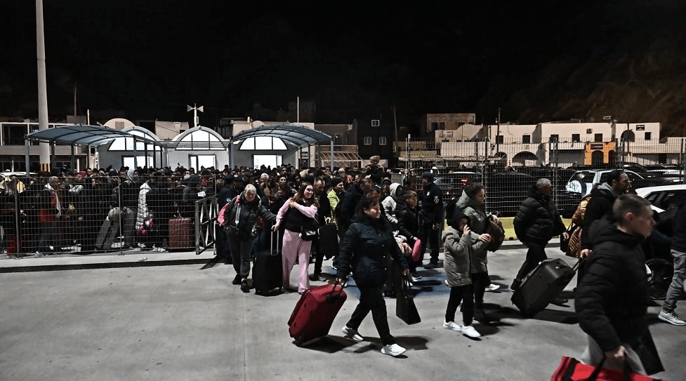 Σαντορίνη: Πάνω από 9.000 άτομα έχουν εγκαταλείψει το νησί – Ασταμάτητοι οι σεισμοί