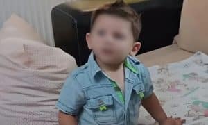 Νέα αποκάλυψη για τον 3χρονο: «Τον χτυπούσε και ο βιολογικός του πατέρας»