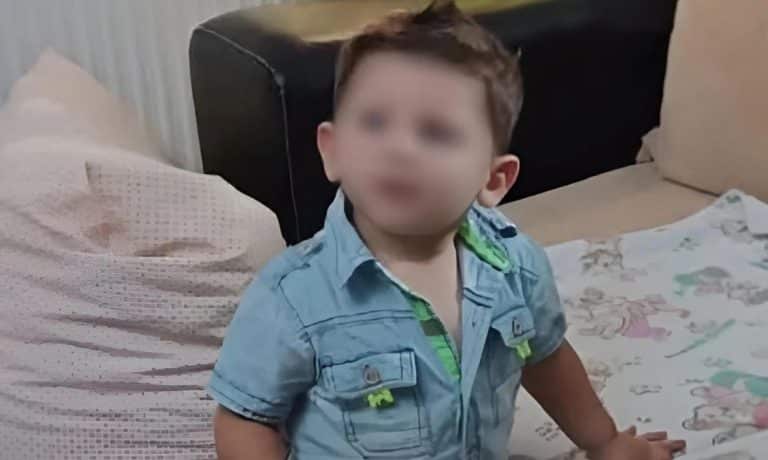 Νέα αποκάλυψη για τον 3χρονο: «Τον χτυπούσε και ο βιολογικός του πατέρας»