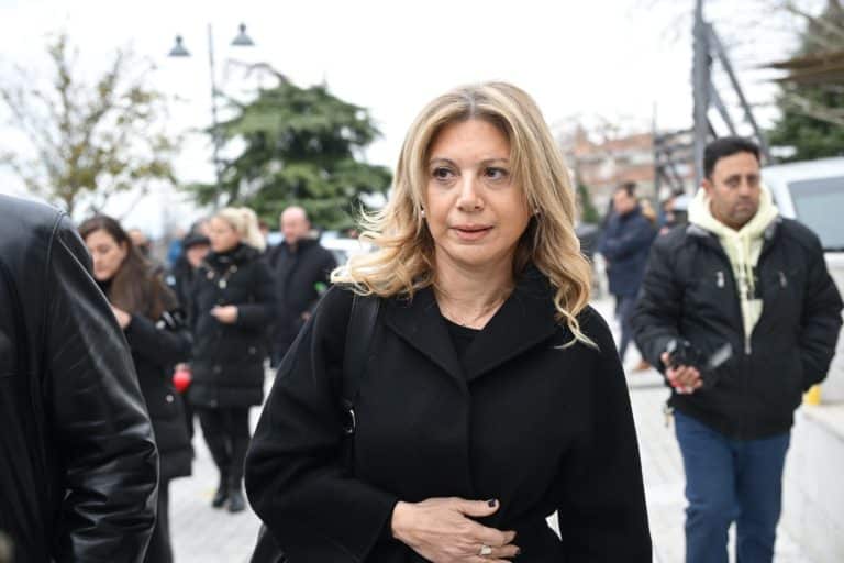 Στην κηδεία του Καλογήρου η Καρυστιανού: «Έχουν περάσει διάφορες σκέψεις απ’ το μυαλό μου»