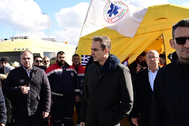 Μητσοτάκης από Σαντορίνη: Ψυχραιμία, το κράτος δίπλα στους πολίτες