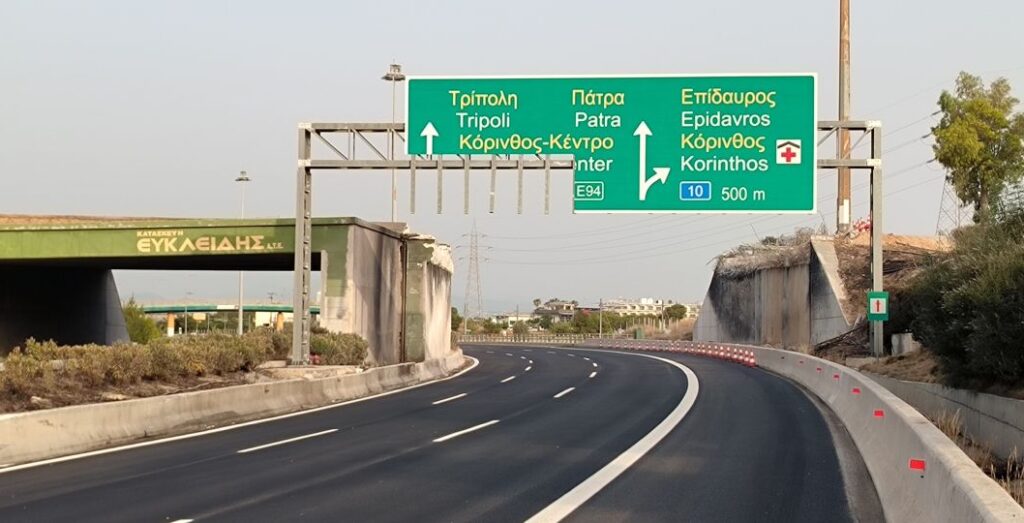 Τροχαίο ατύχημα στην Αθηνών-Κορίνθου – Ανετράπη βανάκι