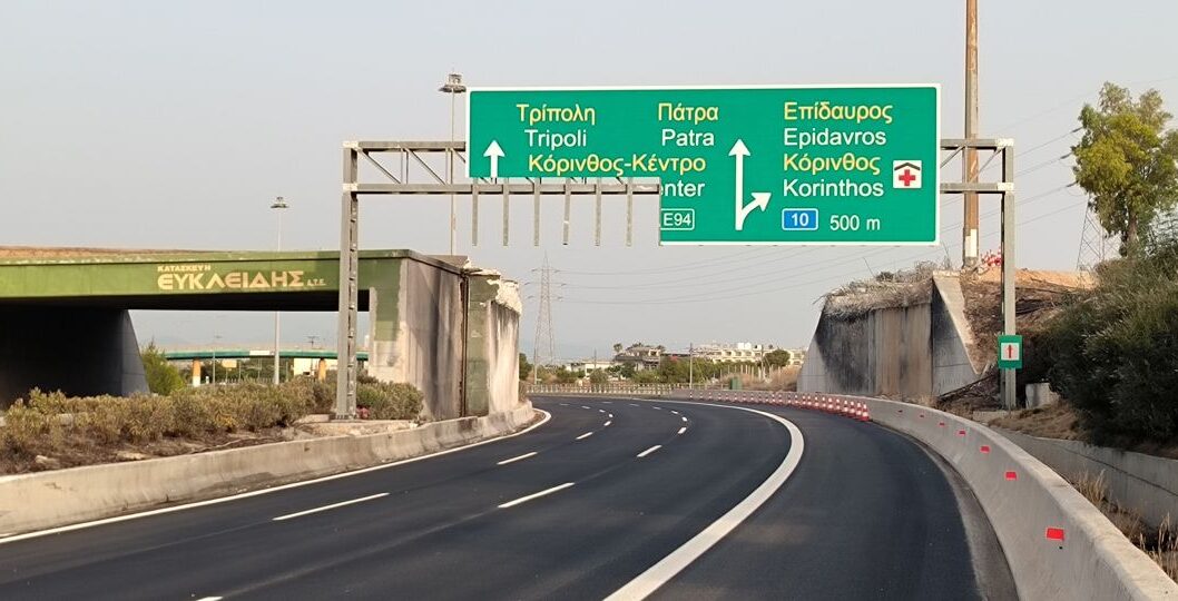Τροχαίο ατύχημα στην Αθηνών-Κορίνθου – Ανετράπη βανάκι