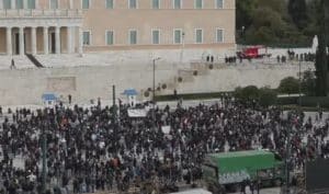 Τέμπη: Ο κόσμος επιστρέφει στο Σύνταγμα παρά τα επεισόδια