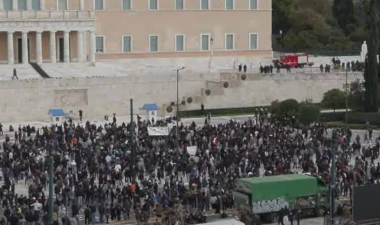 Τέμπη: Ο κόσμος επιστρέφει στο Σύνταγμα παρά τα επεισόδια