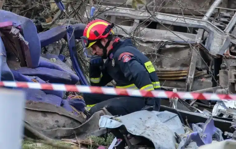 Πόρισμα Καρώνη: Σφοδρή πολιτική σύγκρουση για τα Τέμπη