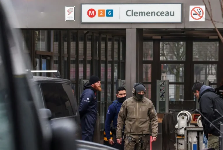 Βρυξέλλες: Ένοπλοι με καλάσνικοφ προκάλεσαν πανικό στο μετρό – Σε εξέλιξη οι έρευνες (Pics&Vid)