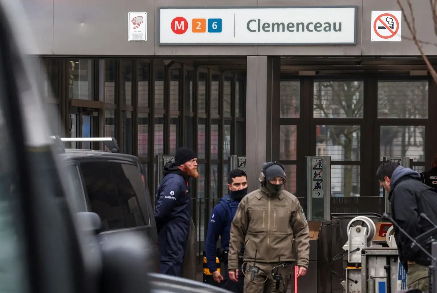 Βρυξέλλες: Ένοπλοι με καλάσνικοφ προκάλεσαν πανικό στο μετρό – Σε εξέλιξη οι έρευνες (Pics&Vid)