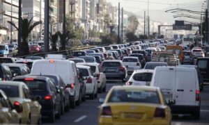 Κίνηση στους δρόμους: Μεγάλο μποτιλιάρισμα σε Αττική Οδό και Κηφισό