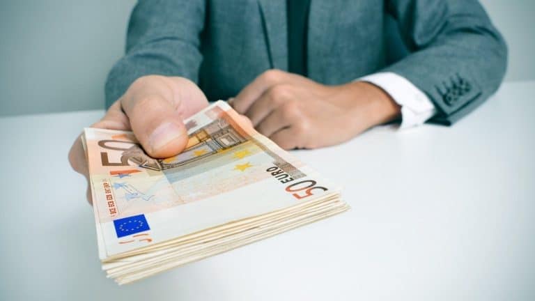 Από το 2025 οι εισφορές επαγγελματιών και αγροτών θα υπολογίζονται βάσει μισθών