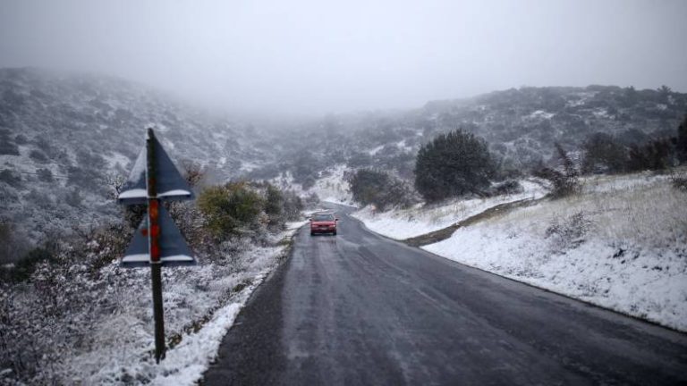 Κλειστή η Λεωφόρος Πάρνηθας από το τελεφερίκ λόγω χιονόπτωσης