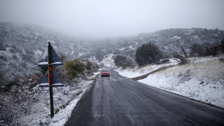 Κλειστή η Λεωφόρος Πάρνηθας από το τελεφερίκ λόγω χιονόπτωσης