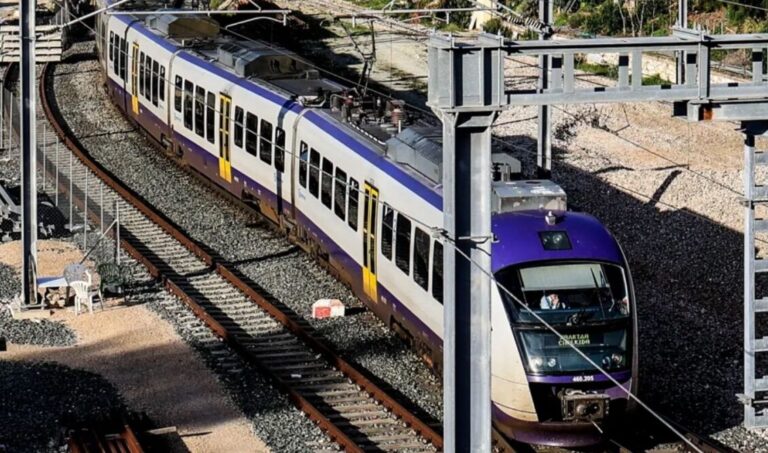 Πανικός στον Προαστιακό: Βαγόνι γέμισε καπνούς σε δρομολόγιο προς Κιάτο