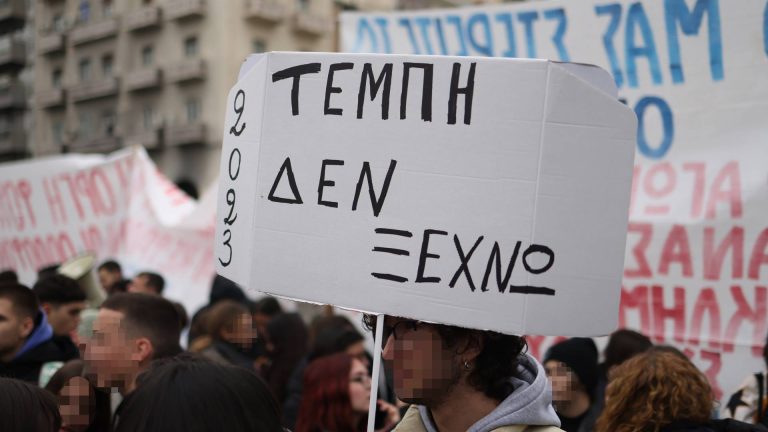 Τέμπη: Ρίγη συγκίνησης στο Σύνταγμα – Μικροί μαθητές φωνάζουν για δικαιοσύνη