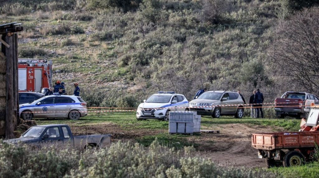 Οι έρευνες των Αρχών συνεχίζονται προκειμένου να διαλευκανθούν οι συνθήκες θανάτου του 39χρονου Βασίλη Καλογήρου, η σορός του οποίου βρέθηκε το απόγευμα της Δευτέρας (17/2) σε δυσπρόσιτο λόφο στην Περαχώρα Τυρνάβου.
