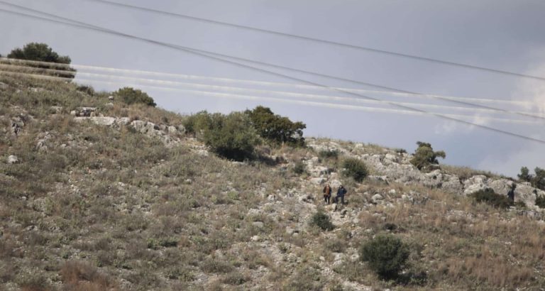Θρίλερ με την εντοπισμό σορού στον Τύρναβο – Στο σημείο οι γονείς του Βασίλη Καλογήρου