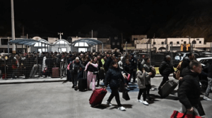 Σαντορίνη: Πάνω από 9.000 άτομα έχουν εγκαταλείψει το νησί – Ασταμάτητοι οι σεισμοί