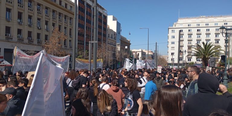 Τέμπη: Οι νέοι στους δρόμους – «Δεν έχω οξυγόνο»