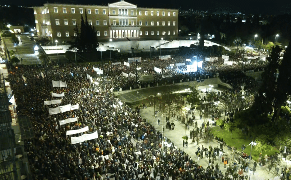 Τέμπη: Νέα συγκέντρωση έξω από τη Βουλή – Πλημμύρισε το Σύνταγμα