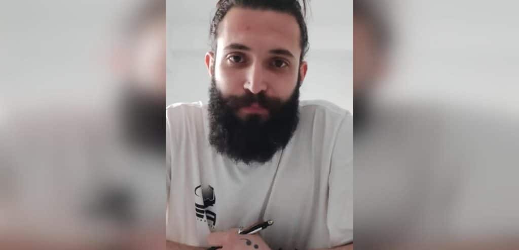 ΜΑΤ προσήγαγαν πολυτραυματία των Τεμπών – Η ειρωνική στάση που προκάλεσε αντιδράσεις