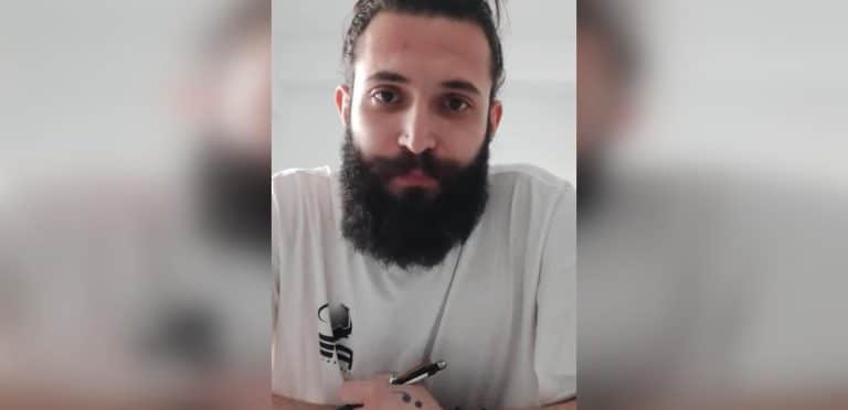 ΜΑΤ προσήγαγαν πολυτραυματία των Τεμπών – Η ειρωνική στάση που προκάλεσε αντιδράσεις