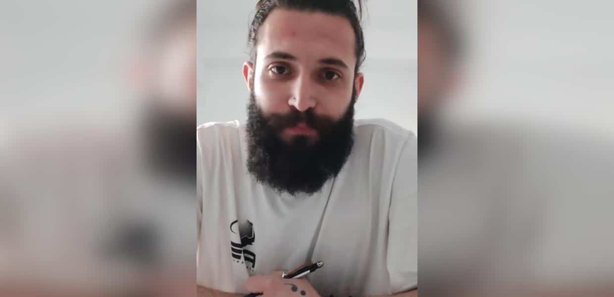 ΜΑΤ προσήγαγαν πολυτραυματία των Τεμπών – Η ειρωνική στάση που προκάλεσε αντιδράσεις