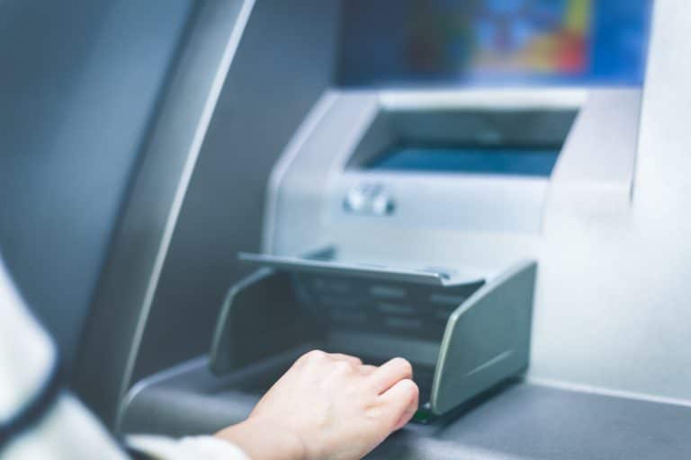 Πληρωμές ΟΠΕΚΑ Νοεμβρίου 2025: Πότε μπαίνει το Ελάχιστο Εγγυημένο Εισόδημα (ΚΕΑ) στα ΑΤΜ;