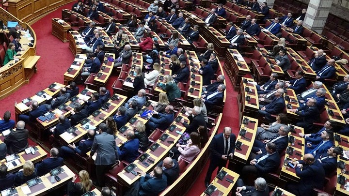 Βουλή: Κορυφώνεται στην Ολομέλεια η συζήτηση της πρότασης δυσπιστίας κατά της κυβέρνησης