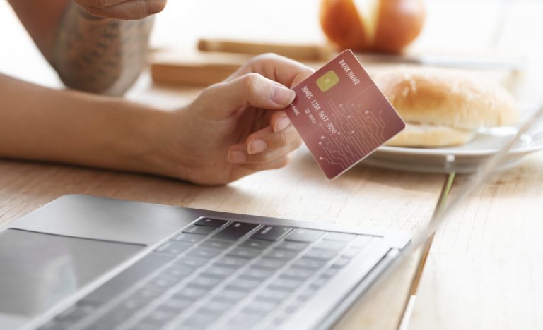 Τι αλλάζει στις online αγορές: Πιο εύκολες επιστροφές και δικαίωμα στην επισκευή