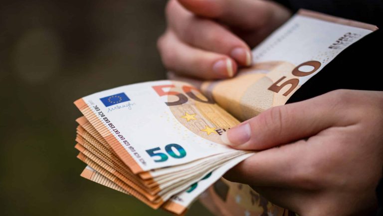 Πώς αμείβεται η αργία της 25ης Μαρτίου;