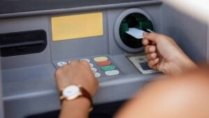 Πληρωμές επιδομάτων: Ποιοι πάνε ΑΤΜ από αύριο έως 25 Απριλίου