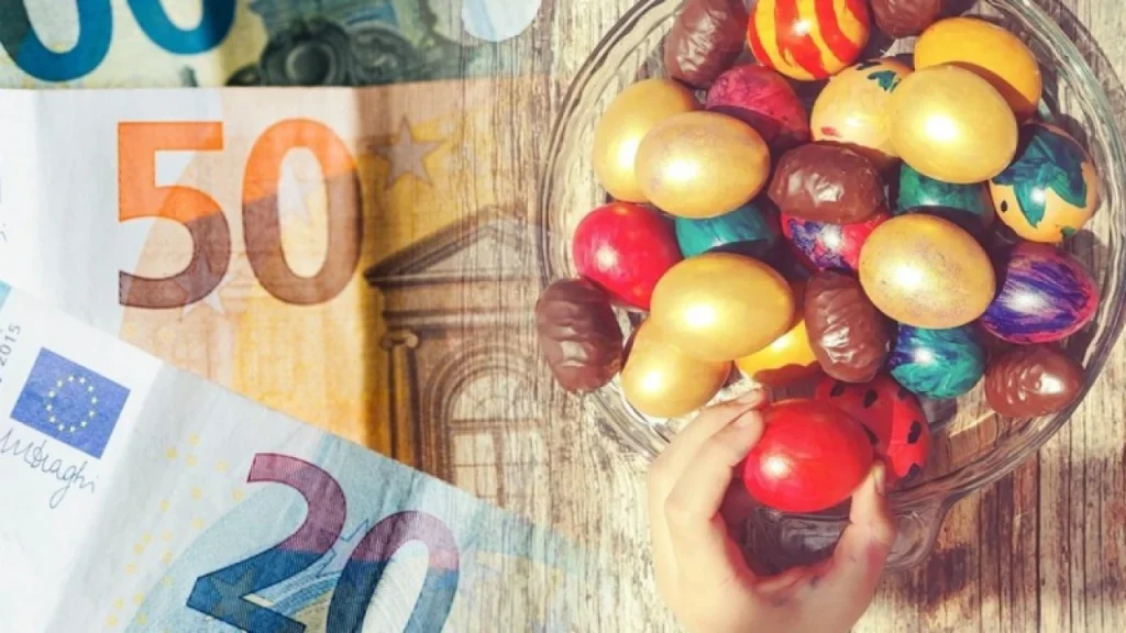 χαρτονομίσματα σε ευρώ και δίπλα χρωματιστά πασχαλινά αυγά - Δώρο Πάσχα 2025: Πώς θα το υπολογίσετε με τον αυξημένο κατώτατο μισθό